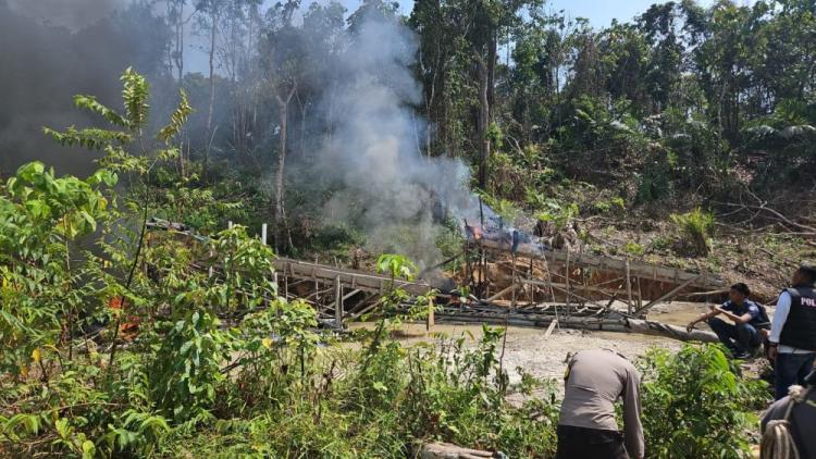Polisi Inhu Grebek Tambang Emas Ilegal di Sungai Indragiri