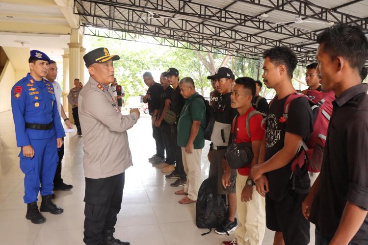 Kasat Polairud Polres Rohil Serahkan 15 PMI ke BP2MI Dumai, Berikut Nama-namanya