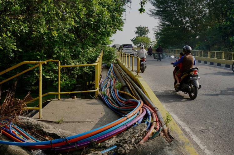 Meresahkan Masyarakat, Gubri Wahid Respon Cepat Permasalahan Kabel Semrawut di Jembatan Siak I