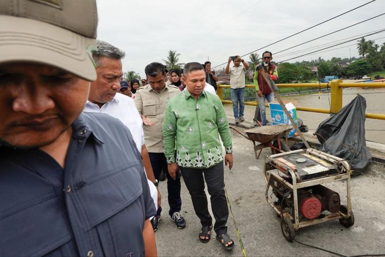Tinjau Jembatan Sungai Rokan, Gubri Wahid Targetkan Fungsional Dalam Waktu Dekat