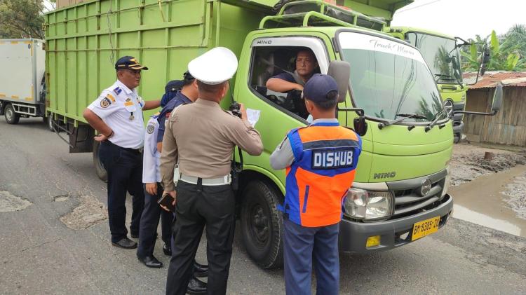 Tim Gabungan Tindak Truk Tonase Besar Dalam Operasi Bersama di Kota Pekanbaru