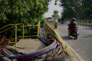 Meresahkan Masyarakat, Gubri Wahid Respon Cepat Permasalahan Kabel Semrawut di Jembatan Siak I