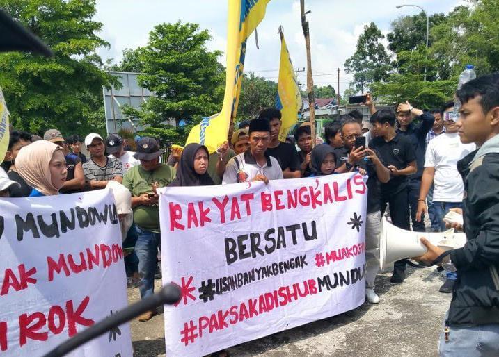 Unjuk Rasa Protes Pelayanan Roro, Kadishub Bengkalis Dihadiahi Rok Hitam