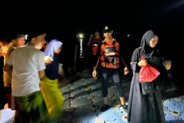 Mesin Kapal Mati di Tengah Laut Perairan Kepulauan Meranti, 90 Santri Dievakuasi Basarnas