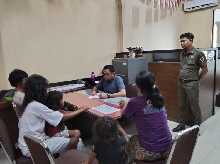 Viral Sekeluarga Mengemis, Ayah Ibu dan Dua Anak di Pekanbaru Diamankan Dinas Sosial