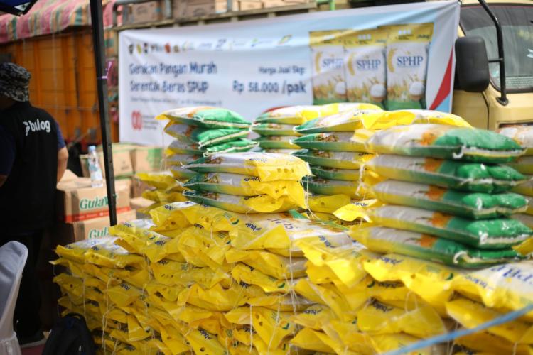 Jaga Stabilitas Harga Pangan, Polisi Salurkan 98 Ton Beras kepada Masyarakat di Meranti