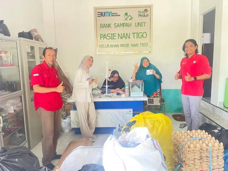PLN UP2B Sumbagteng Dorong Pengelolaan Sampah Berkelanjutan Lewat Sinergi Bank Sampah Pasie Nan Tigo
