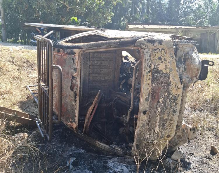 Mobil Pengangkut Sawit Dibakar Massa di Balam Rohil, Diduga Tertangkap Basah Bawa Buah Curian!?