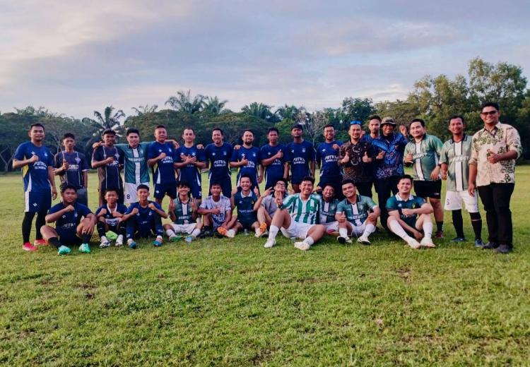 PT Agro Murni Gelar Pertandingan Sepakbola Persahabatan Bersama Masyarakat Tanjung Penyembal