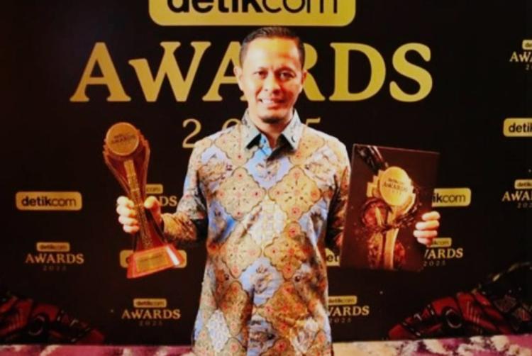 Wali Kota Pekanbaru Terima Penghargaan Tokoh Akselerator Tata Kelola Kota Berbasis Lingkungan