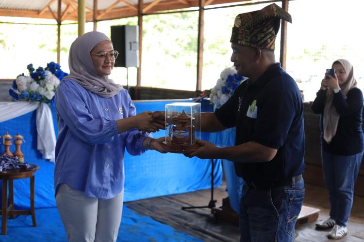 Darsini Dorong Pelestarian Budaya Lewat Turnamen Gasing se-Provinsi Riau