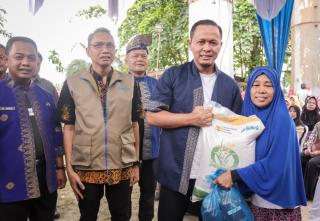 18.998 KK Warga Pekanbaru Terima Bantuan Pangan 20 Kg Beras dan 4 Kg Migor, Diserahkan Wako Agung Nugroho