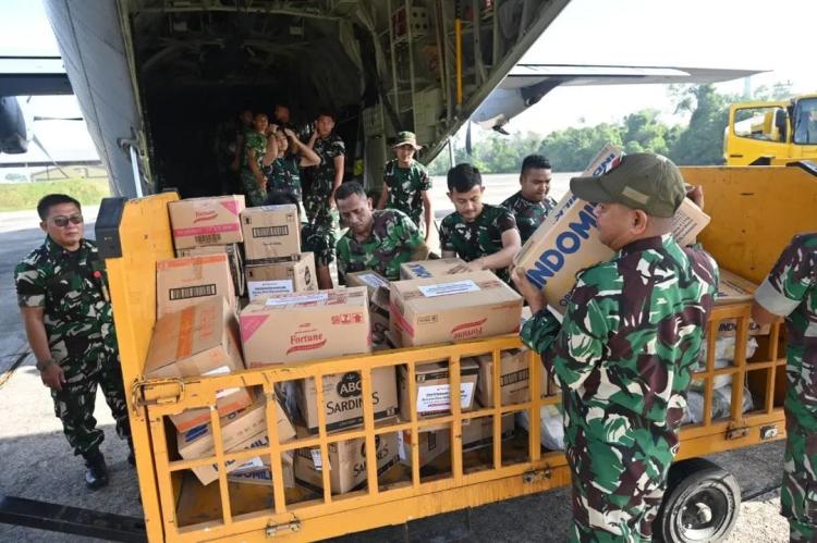 A-1340 Mengudara! Lanud Rsn Kirim 4.229 Kg Bantuan Kemanusiaan ke Aceh