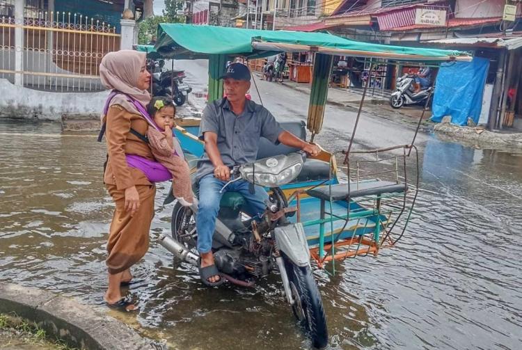Tak Tinggalkan Tugas, Camat Juwita Ratna Sambil Gendong Bayi Saat Tinjau Banjir di Selatpanjang