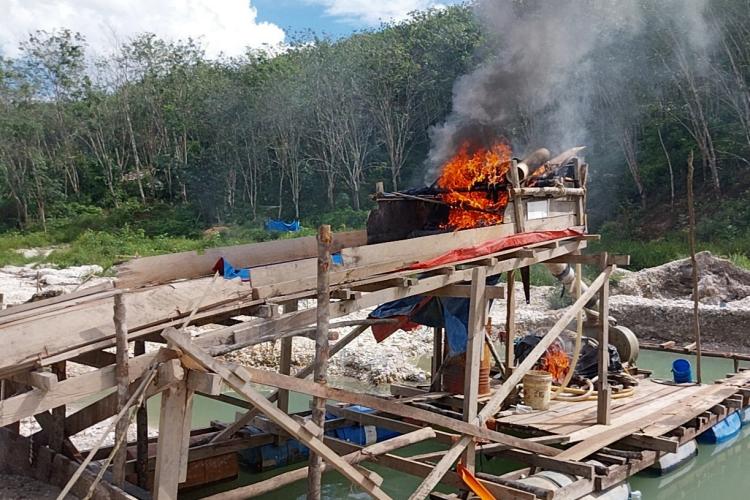 48 Rakit Tambang Ilegal di Area Kebun Karet Pemda Kuansing Ludes Dibakar