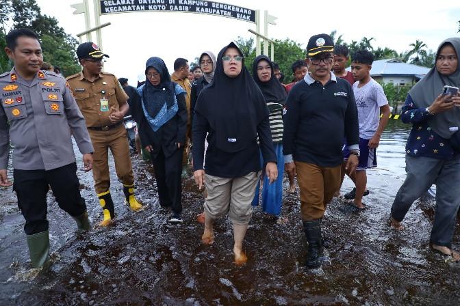 Siak Banjir, Bupati Afni Kerahkan Pejabat Turun Lapangan