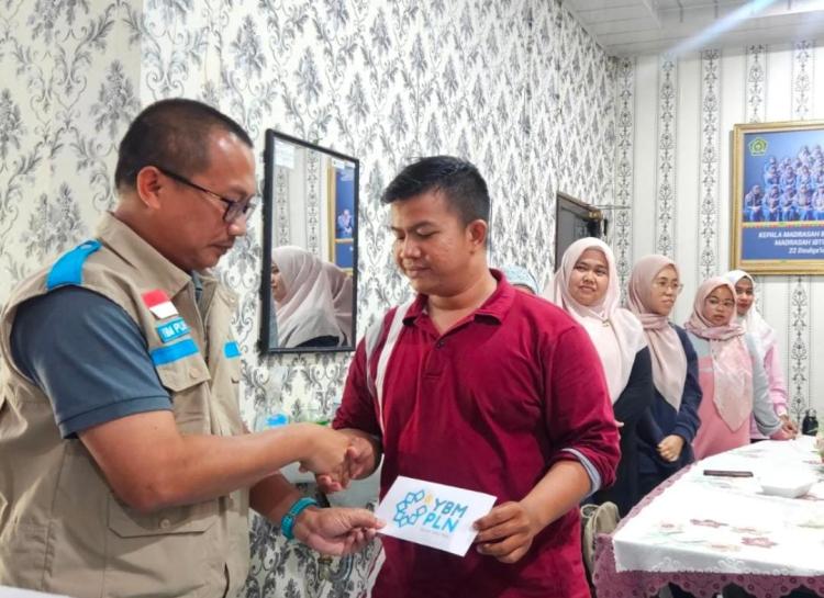 YBM dan Srikandi PLN UPT Pekanbaru Salurkan Santunan untuk Guru Madrasah dan Guru Mengaji pada Peringatan Hari Guru Nasional