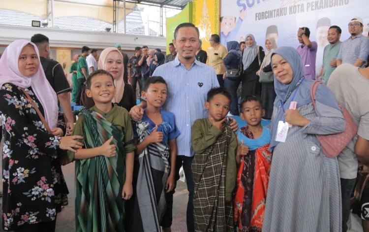 Di Rumah Dinas, Wako Agung Saksikan Khitan Massal 165 Anak Pekanbaru