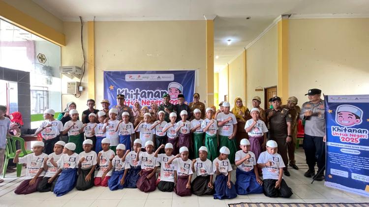 Senyum Anak-anak di HUT ke-17 Kepulauan Meranti, Bakrie Amanah - PT ITA Gelar Khitanan Massal Gratis