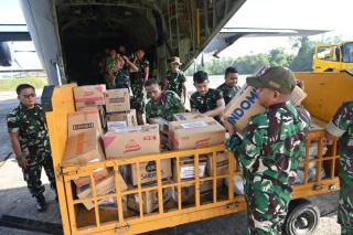 A-1340 Mengudara! Lanud Rsn Kirim 4.229 Kg Bantuan Kemanusiaan ke Aceh