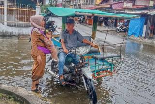 Tak Tinggalkan Tugas, Camat Juwita Ratna Sambil Gendong Bayi Saat Tinjau Banjir di Selatpanjang