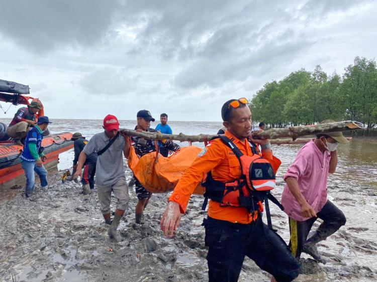 Tragedi di Tengah Tugas: Tim SAR Kepulauan Meranti Hadapi Gelombang Empat Meter Usai Evakuasi Jenazah di Selat Malaka