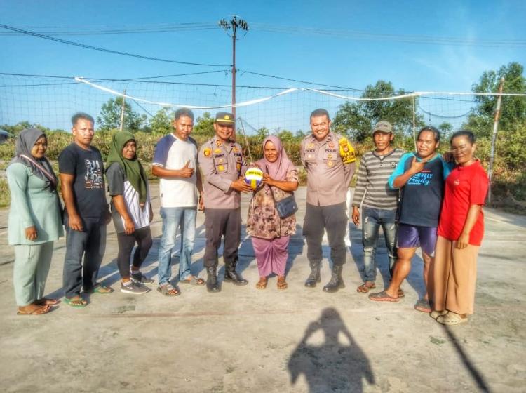 Saat Patroli Berbuah Empati, Kapolsek Merbau Hadir di Tengah Warga: Rogoh Saku Belikan Peralatan Olahraga