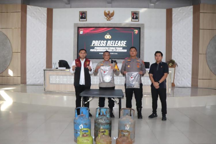 Polres Rohil Bongkar Praktik Oplos LPG Bersubsidi, 3 Pelaku Diamankan Bersama Ratusan Tabung Gas