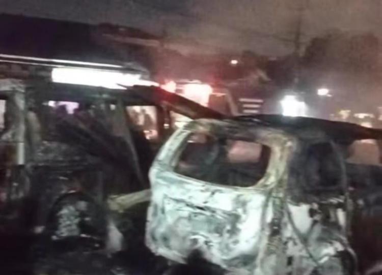 12 Kios dan Dua Mobil di Jalan Merak Pekanbaru Ludes Dilalap Si Jago Merah Saat Sahur