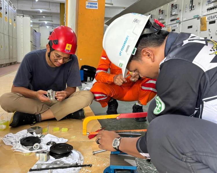 Gerak Cepat PLN UPT Pekanbaru, Perkuat Keandalan Pasca Idulfitri Lewat Perbaikan PMT 20 kV