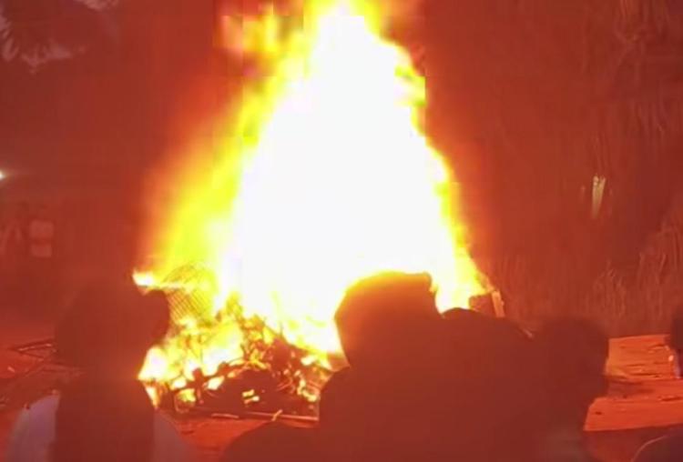 Demo Warga Pasir Limau Kapas Memanas, Rumah Terduga Bandar Sabu Dirusak dan Dibakar