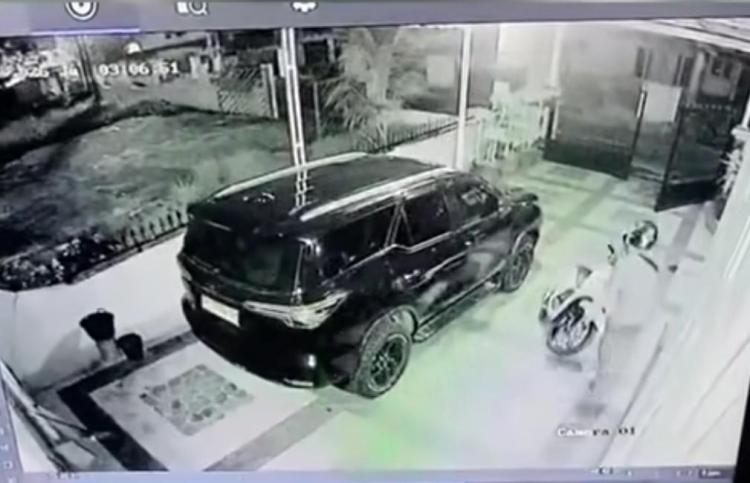 Rumah Eks Gubernur Riau Disatroni Maling, Motor Digotong Diam-Diam