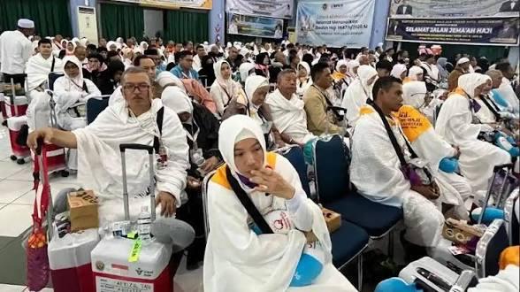 Sempat Tertunda karena Sakit, Dua Jemaah Calon Haji Pekanbaru Akhirnya Berangkat ke Tanah Suci