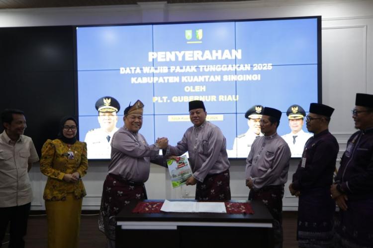 Pemprov Riau Serahkan Data Tunggakan PKB kepada Pemkab Kuansing, Perkuat Sinergi Tingkatkan PAD