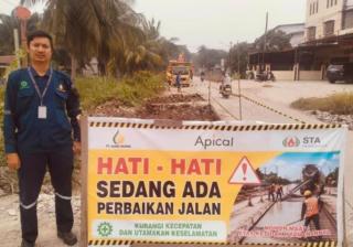 Wujud Kepedulian Lingkungan, PT Agro Murni Bersama 2 Perusahaan Perbaiki Jalan Rusak di Lubuk Gaung Dumai